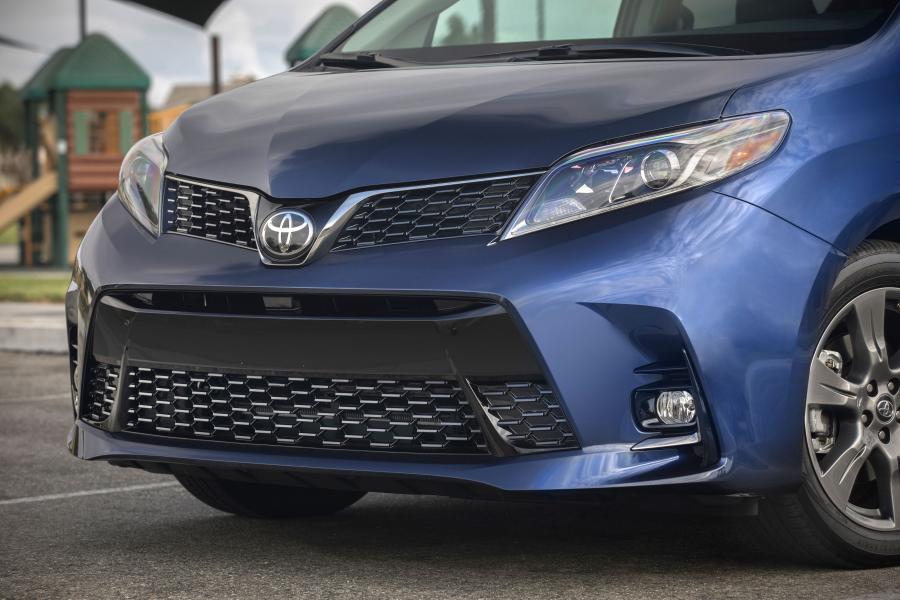 Детали экстерьера Toyota Sienna SE (XL30) 2017 года  (фото 12 из 34)